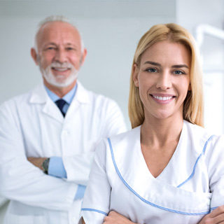 Teaser Zahnärzte: Eine Zahnärztin und ein Zahnarzt