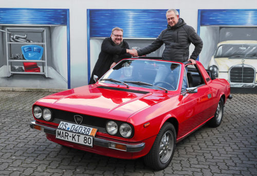 Gewinnspiel zugunsten der Kinderkrebsforschung: Der Gewinner des Lancia bei der Übergabe des Autos.